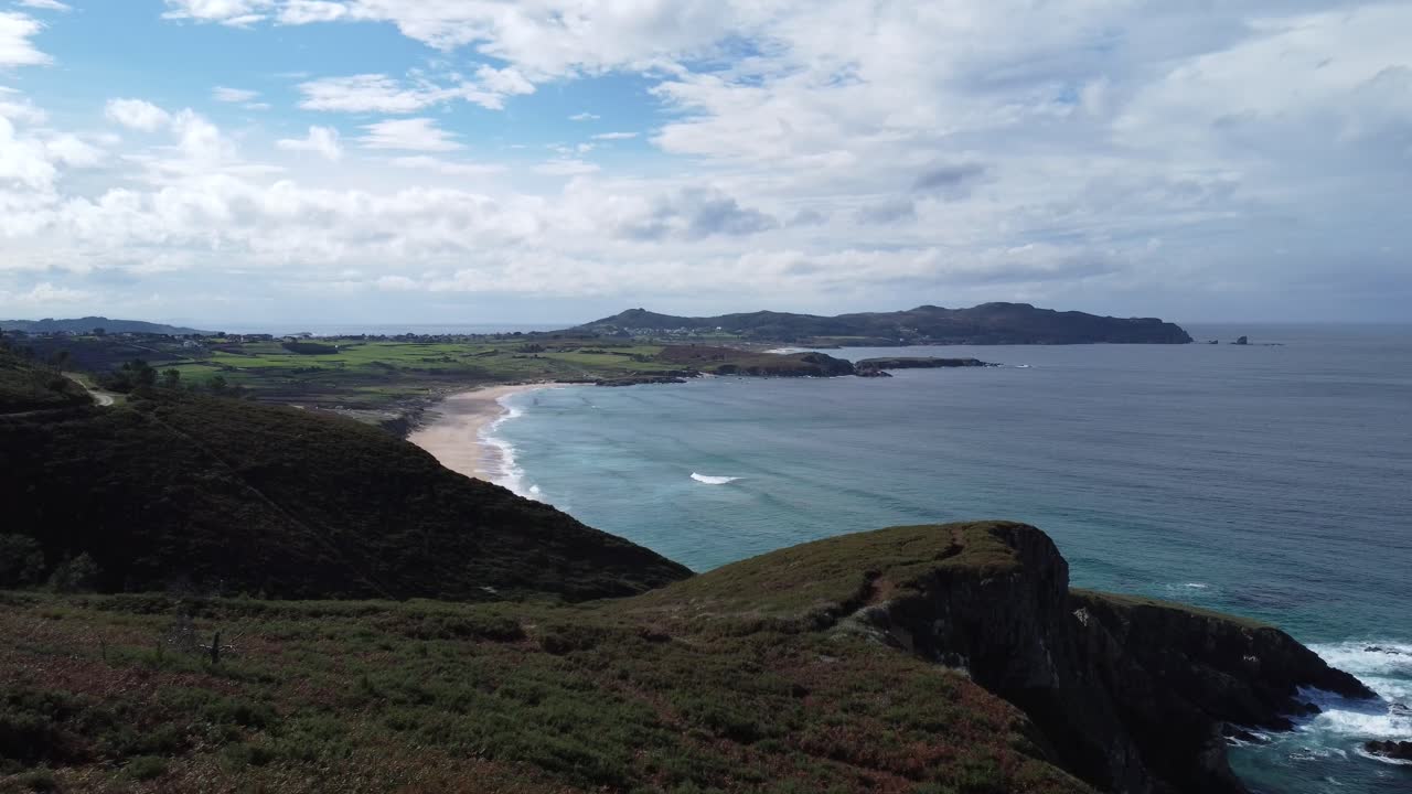 drone vuela sobre la hermosa playa de ponzos en galicia en el norte de españa en el océano atlántico, soleado