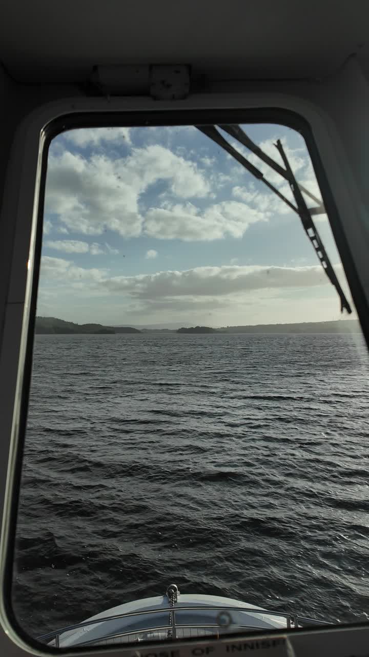Blick auf Sonnenlicht auf dem See aus der Perspektive des Steuerhauses eines Bootes.