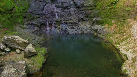 Fliegen-Sie-über-Den-See,-Der-Durch-Den-Wasserfall-Oque-Pipi-Entstanden-Ist,-Und-Genießen-Sie-Die-Aussicht-Und-Den-Wasserfall-Auf-Der-Prinzeninsel,-São-Tomé,-Afrika