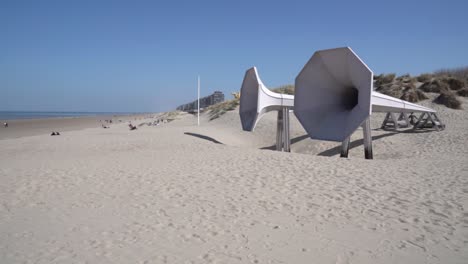 "I-Can-Hear-It"-public-art-nouveau-piece-by-Ivars-Drulle,-Middelkerke,-Belgium