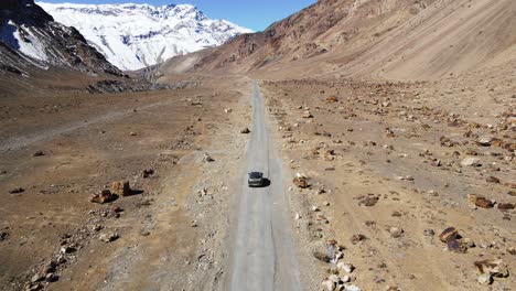 Drohne-Folgt-Einem-Auto-Im-Spiti-Tal-Himachal-Pradesh-Sand-Mountain-Indien