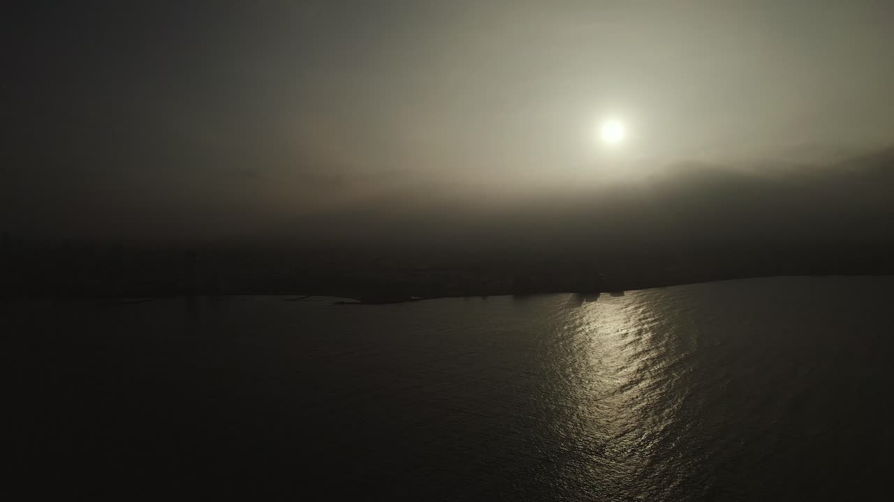 베라크루즈의 흐린 오후를 날아가는 건물의 쇼가 바다에서 보입니다.