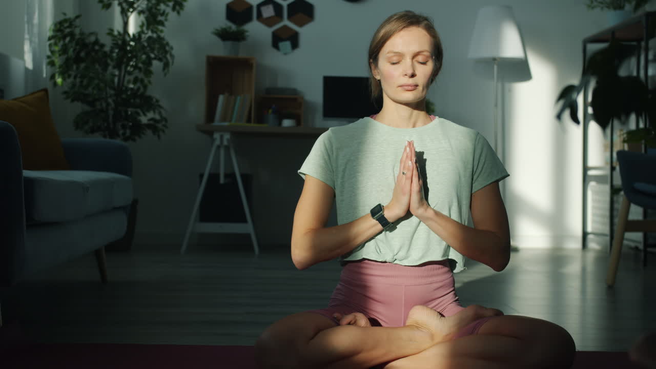mujer meditando en la postura del loto en casa