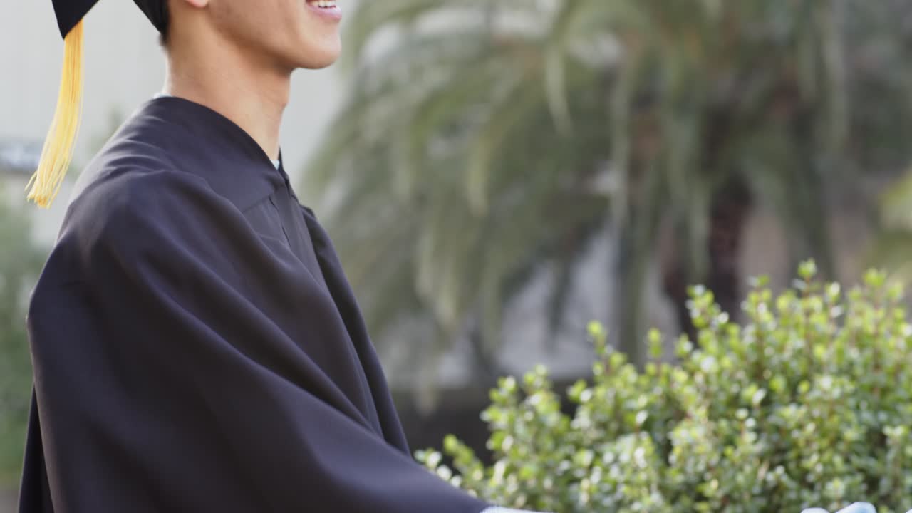파란 소매가 흔들리면서 졸업생에게 졸업장을 주며 축하하고, 손바닥으로 돌아서는 모습이 드러나요