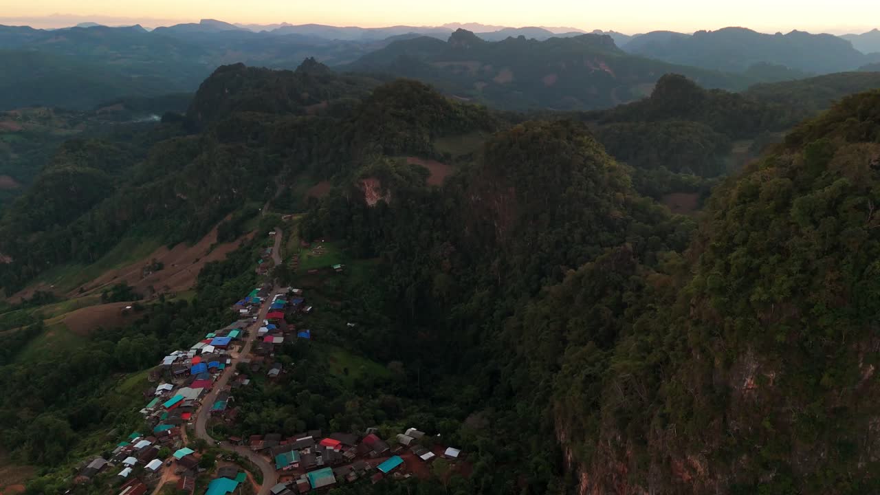 drone aéreo por encima de las montañas madre tailandia paisaje en la provincia de mae hong hijo revelando pequeña aldea