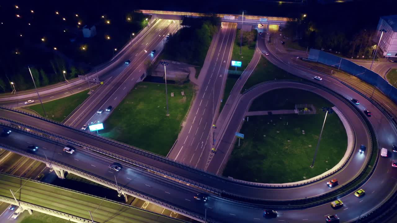 야간 모스크바의 고속도로 교차로 교통 트레일의 야간 공중 뷰