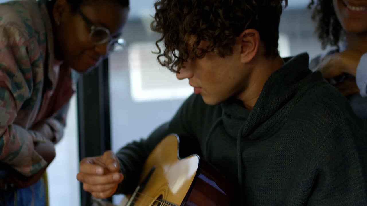 Homem passageiro tocando violão enquanto viaja de ônibus 4k