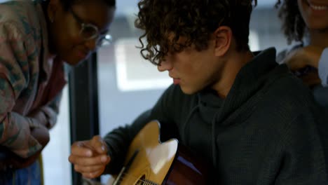 viajero masculino tocando la guitarra mientras viaja en el autobús 4k