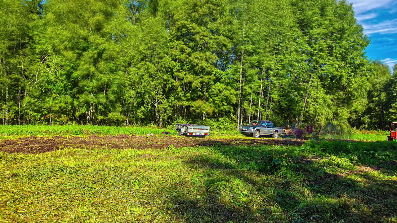 식목을 위한 사람과 장비 경작지의 모션 타임랩스