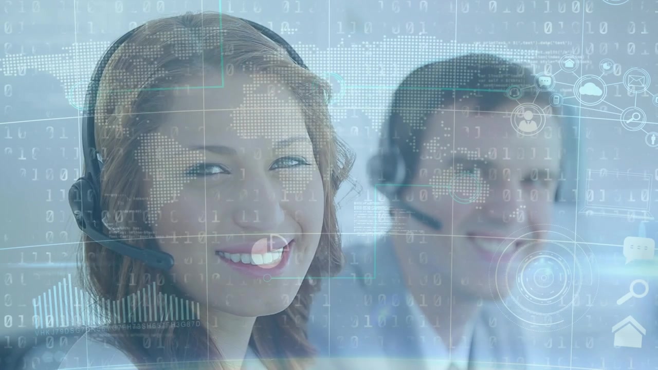 Animazione di elaborazione dati e mappa del mondo su diversi professionisti con cuffie telefoniche