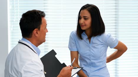 paciente que sufre de dolor de estómago mientras consulta al médico