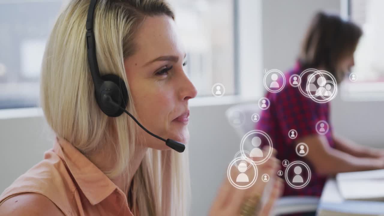 animación de iconos de los medios sobre gente de negocios caucásica usando auriculares de teléfono y sonriendo