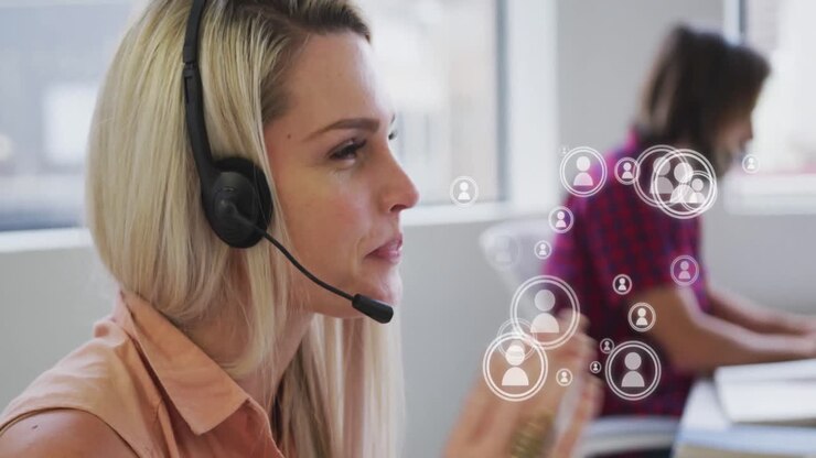 Animation af medieikoner over kaukasiske forretningsfolk, der bruger telefonheadset og smiler