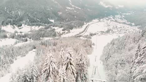 Geschlossenes-Skigebiet-Wegen-Coronavirus,-Umgeben-Von-Nadelbäumen,-Die-Im-Winter-In-Der-Nähe-Von-Kranjska-Gora-In-Slowenien-Mit-Schnee-Bedeckt-Sind