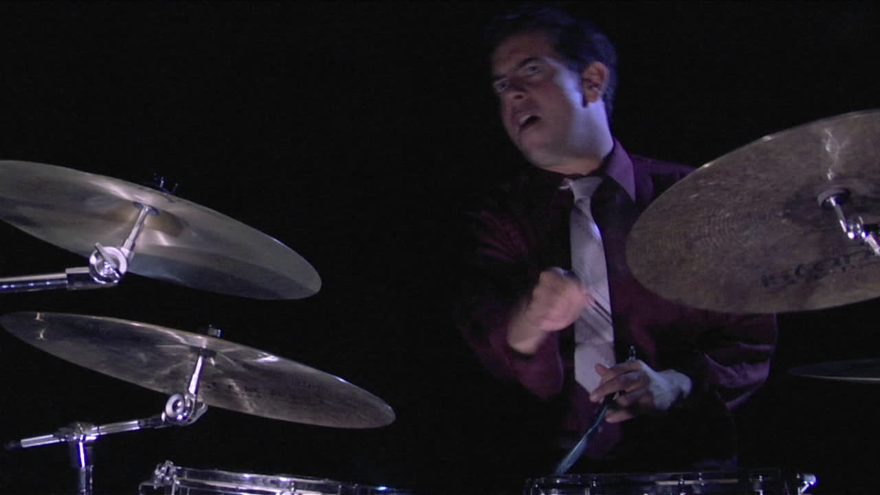 un baterista toca de cerca