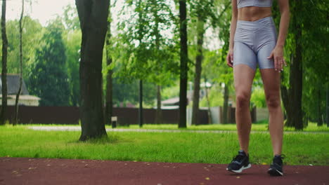 La-Atleta-Femenina-Realiza-Estocadas-Laterales,-Ejercita-Sus-Piernas-Y-Salta-En-El-Parque-En-Cámara-Lenta.-Hermosa-Mujer-Practicando-Deportes-En-El-Parque.