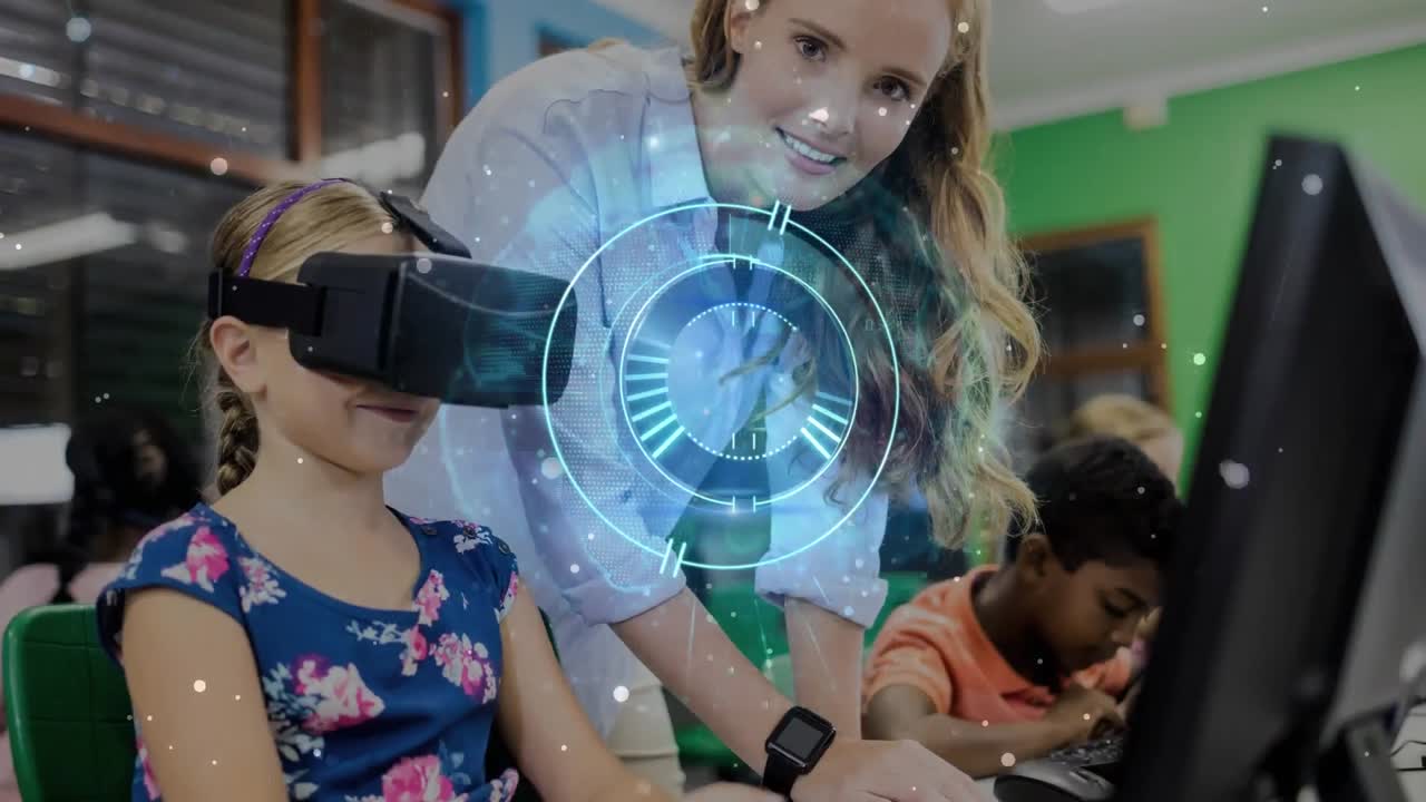 animación del globo y procesamiento de datos sobre personas de negocios sonrientes que llevan auriculares de teléfono