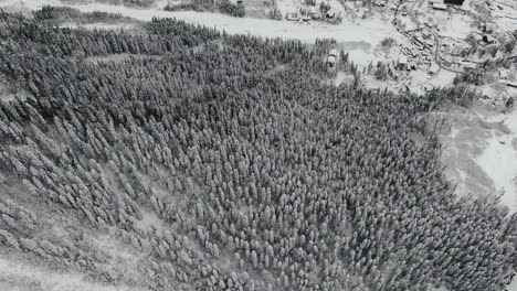 Dombay-Schneeberge-Höhlen-Und-Kleine-Stadt-Blick-Aus-Der-Luft