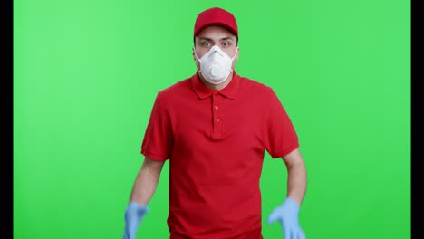 persona de entrega con equipo de protección