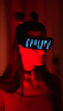 mujer con gafas de led en la oscuridad