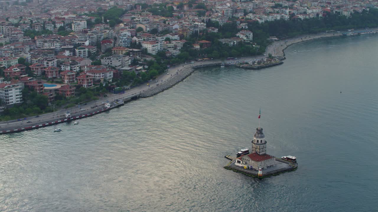 Güzel bir İstanbul gününde Kız Kulesi'nin havadan görünümü.
