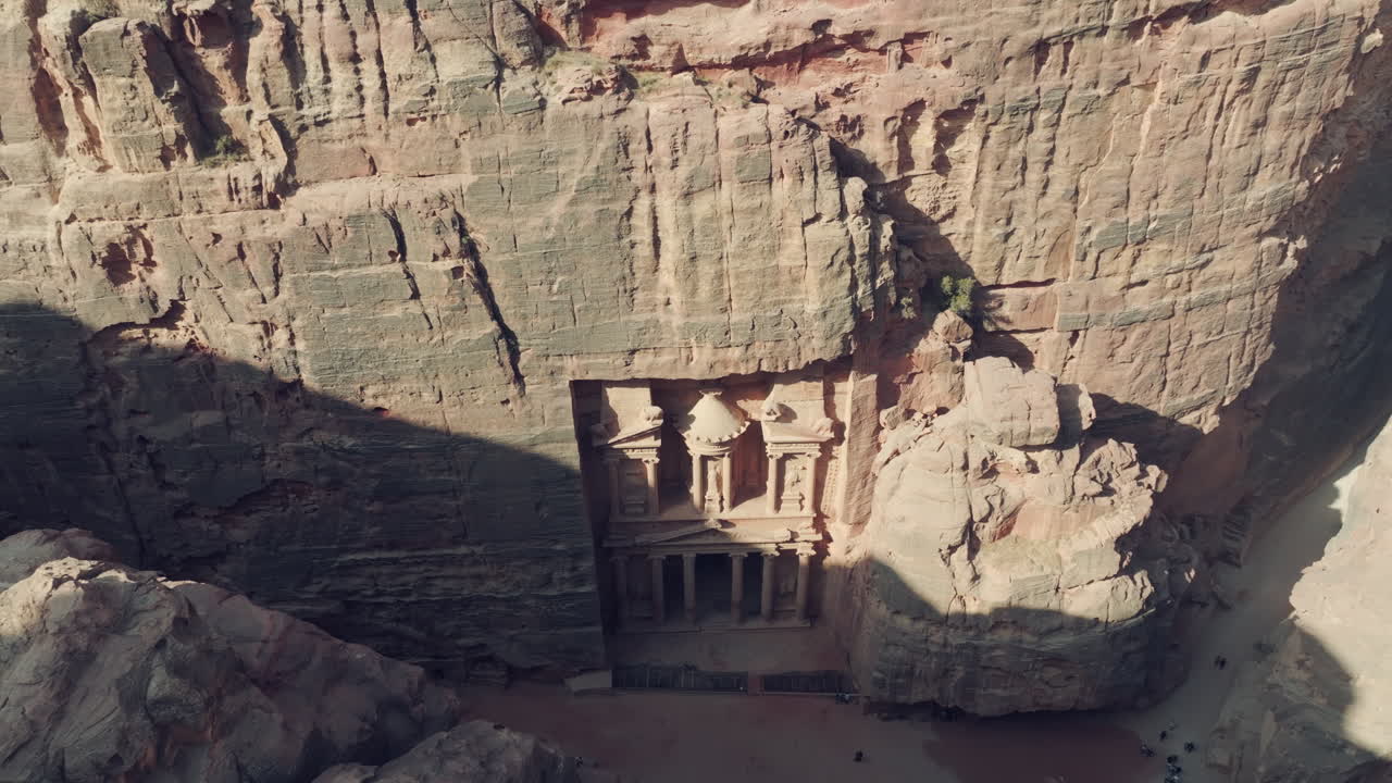 las tumbas excavadas en la roca del tesoro en petra, vista aérea, cámara mirando hacia abajo