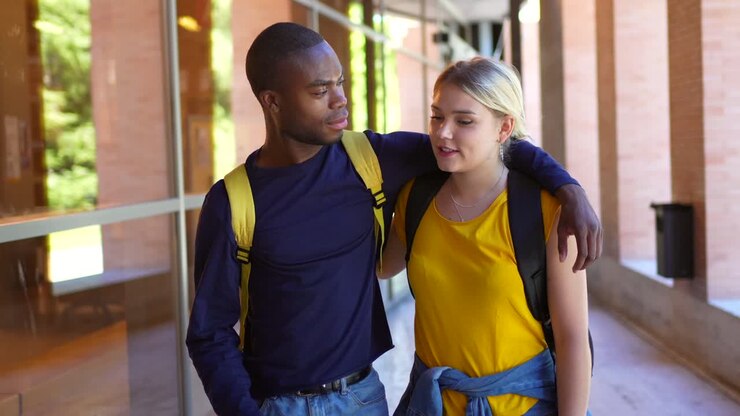Studenter som spaserer på universitetscampusen
