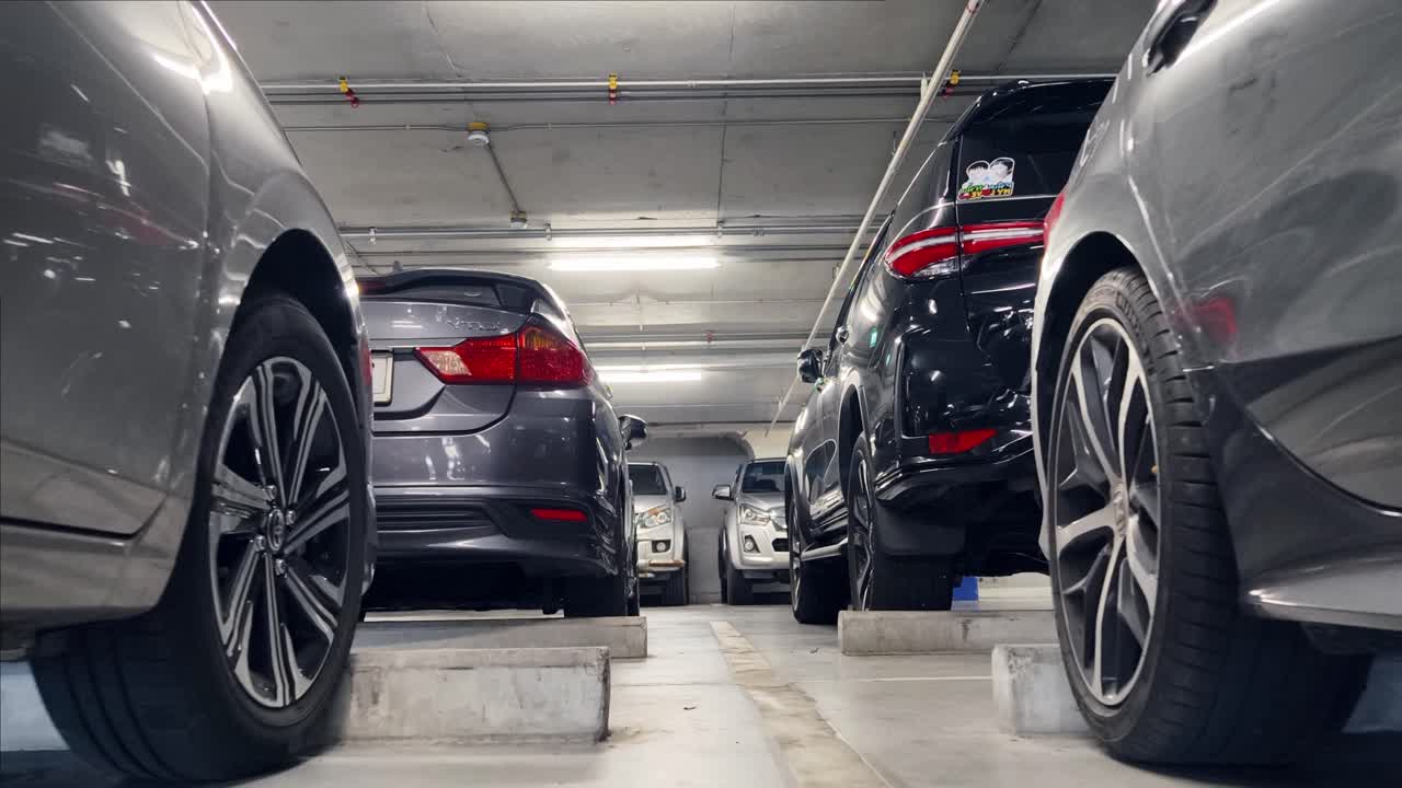 지하 주차장 에 주차 된 자동차