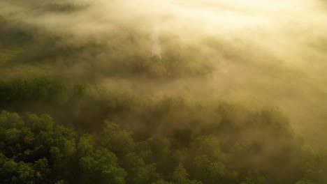 Niebla-Matutina-Sobre-El-Valle-Entre-Las-Montañas-A-La-Luz-Del-Sol.-Niebla-Y-Hermosa-Naturaleza-De-Imágenes-Aéreas-De-Noruega.