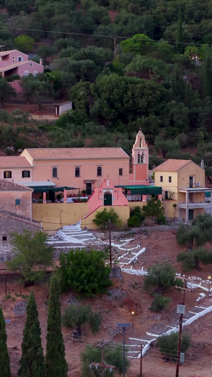 Vista aérea cercana del histórico Monasterio de Panagia Vlacherna en Skripero, Corfú, Grecia, mostrando su arquitectura tradicional y campanario