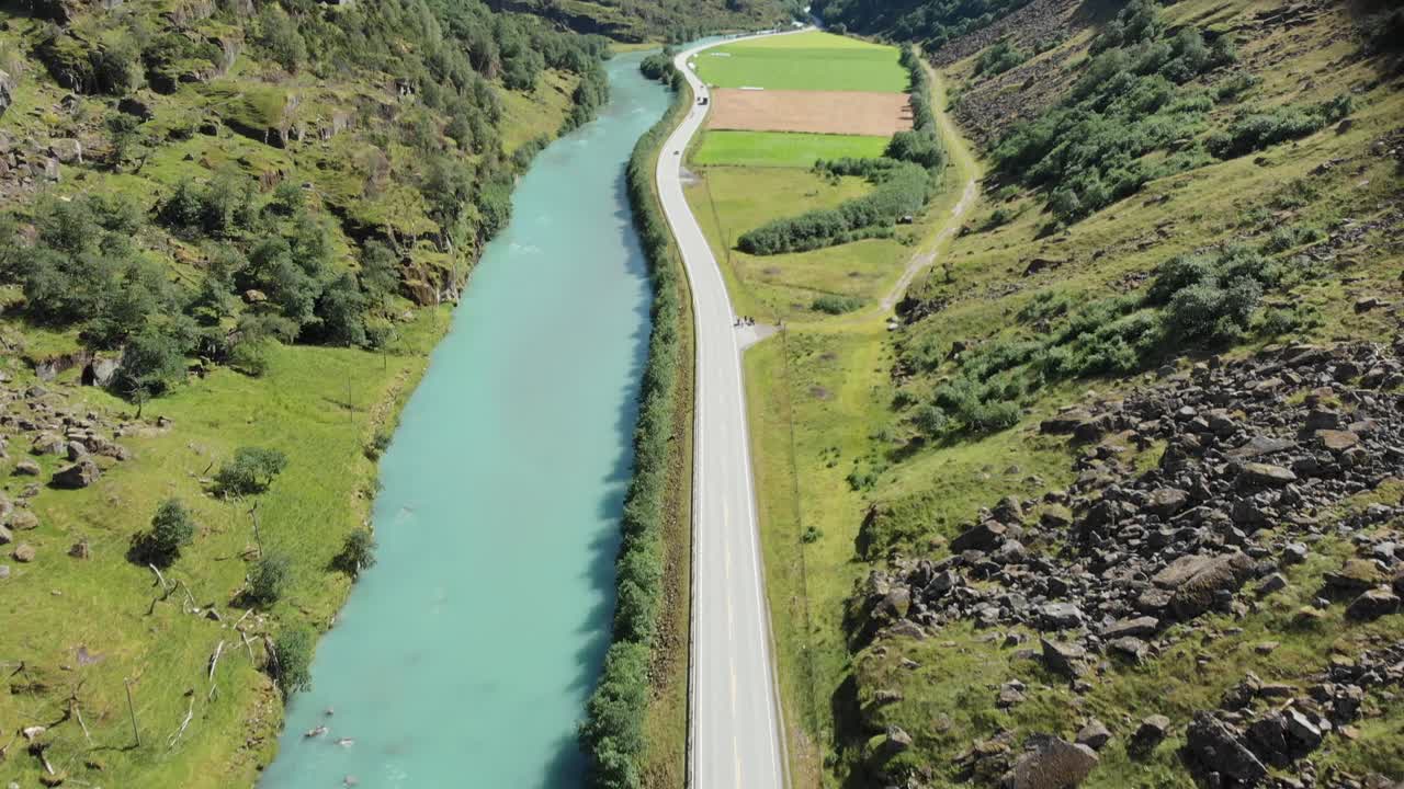 Una carretera fotografiada desde arriba en Noruega