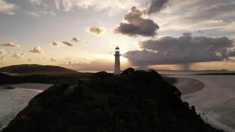 Vista-Aérea-Del-Faro-Das-Conchas-Y-Playas-De-Ilha-Do-Mel,-Paranaguá,-Paraná,-Brasil