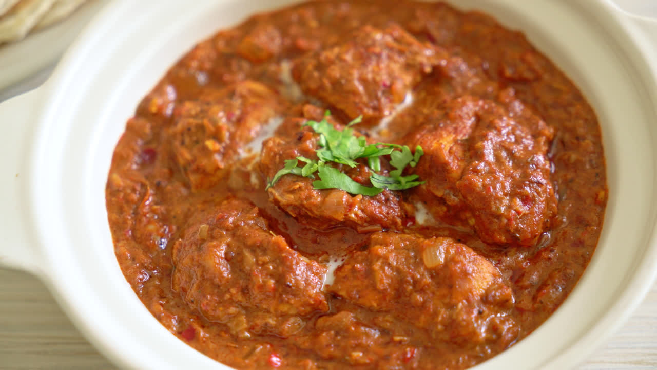 pollo tikka masala curry picante comida de carne con roti o pan naan - estilo de comida india