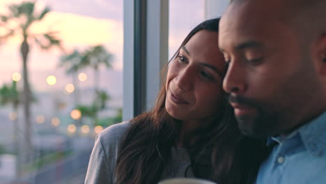 pareja feliz en vacaciones, ver la puesta de sol como