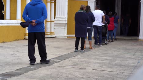 Haciendo-Línea-Con-El-Distanciamiento-Social