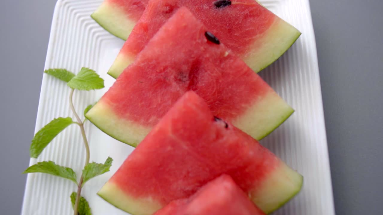 las piezas de corte de sandía se colocan en una bandeja blanca