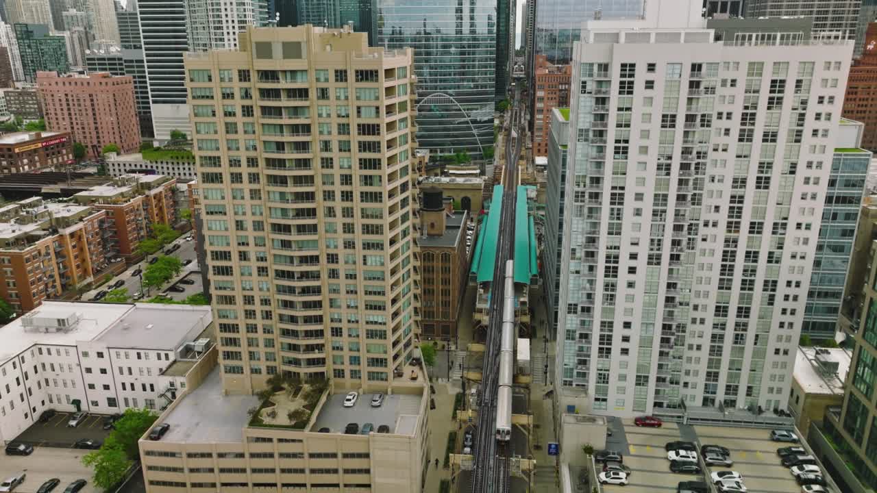 시내 중심에 있는 콘크리트 유리 디자인 비즈니스 오피스 건물