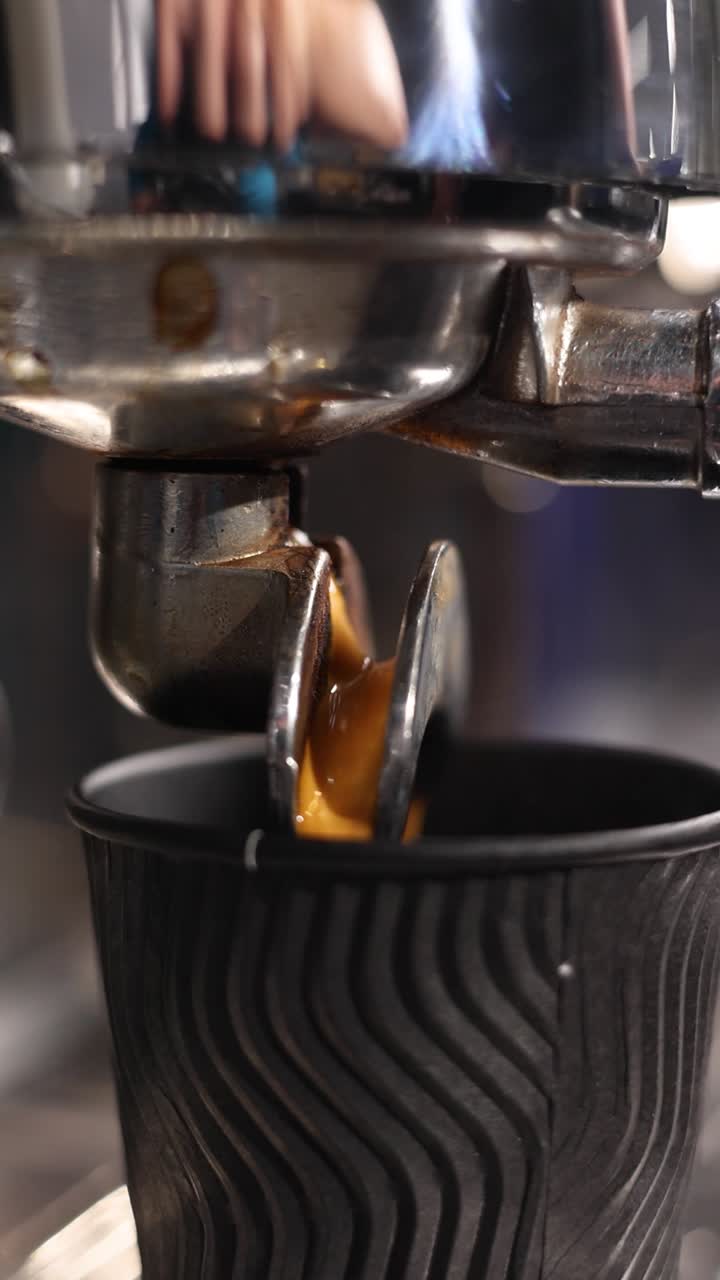 에스프레소 기계 가 컵 에 커피 를 고 있다