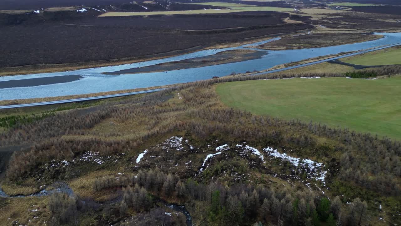 Luftfoto med drone over Kirkjufellfoss, Island – naturligt panoramisk landskab med grønne vandbakker og skyline, et oversigtsbillede