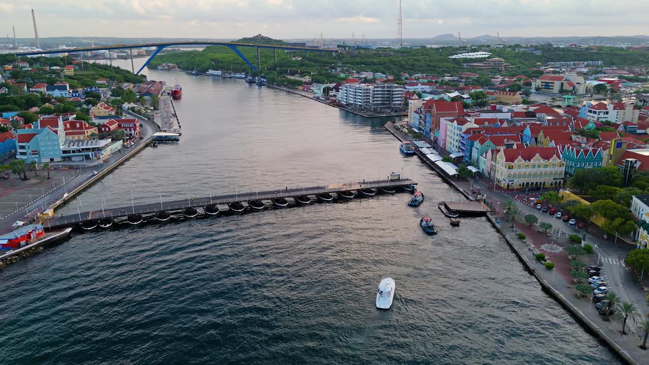 여왕  ⁇ 마 윌렘스타드 쿠라카오 다리가 배를 허용하기 위해 회전하면서 드론이 내려옵니다.