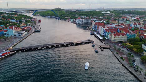 el avión no tripulado desciende mientras la reina emma willemstad puente de curacao gira para permitir barcos