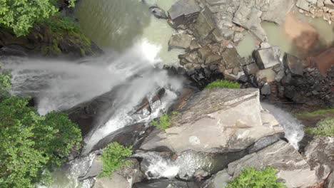ojo de pájaro aéreo de la parte superior de la enorme cascada en la selva