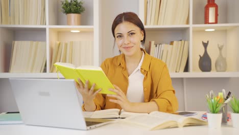 Estudiante-Que-Se-Siente-Feliz-Y-Tranquila,-Divirtiéndose.