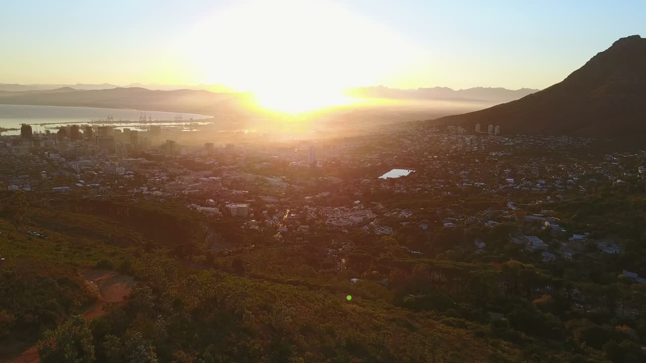 amanecer sobre ciudad del cabo desde lo alto de la cabeza de león