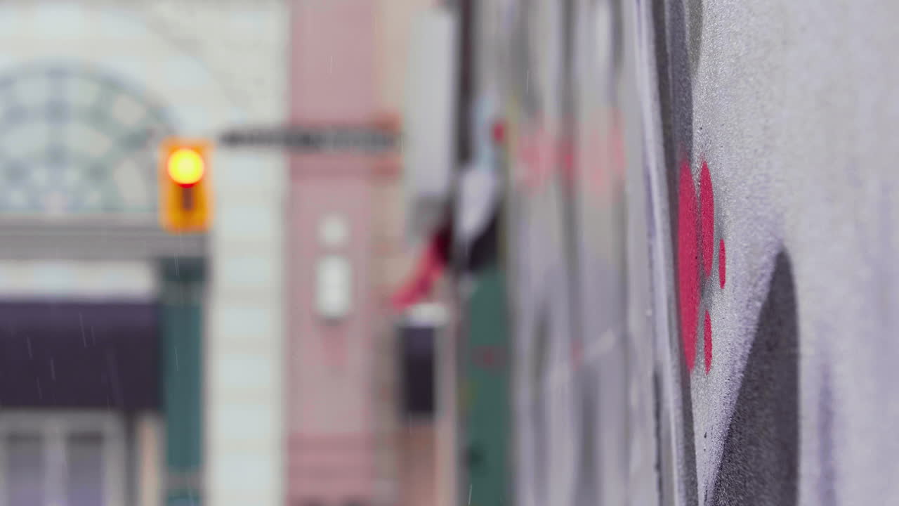 그라피티 벽 에 있는 거리 표지판