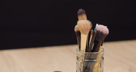 Make-up-Pinsel-Set-Auf-Rotierendem-Tisch