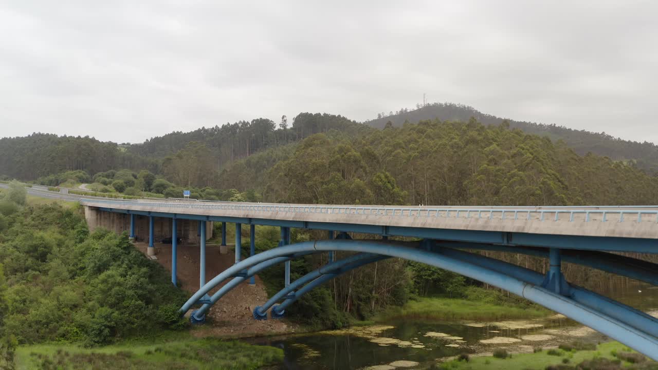 스페인 고속도로를 드러내는 다리 아래에서 영화적으로 상승하는 공중