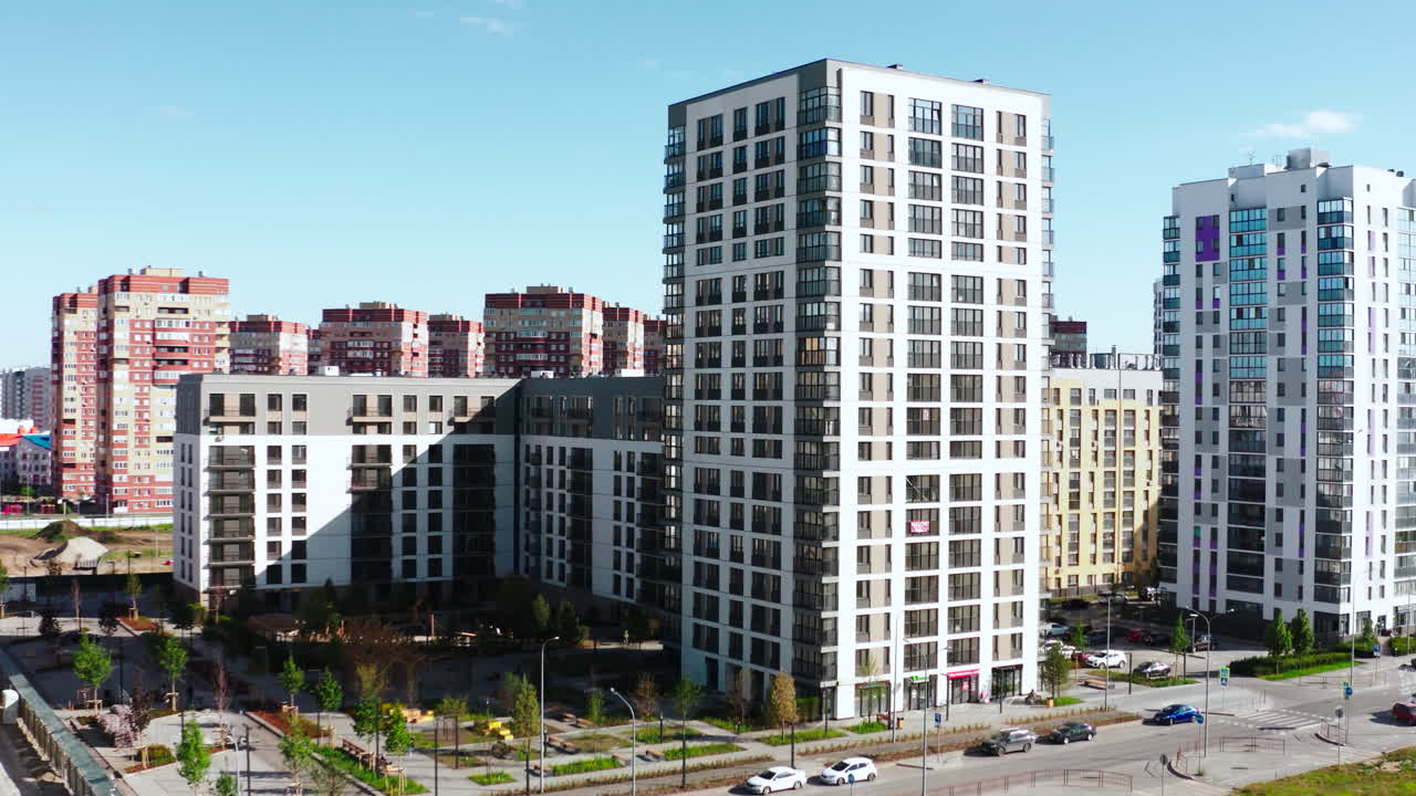 complejo de apartamentos modernos en un paisaje urbano