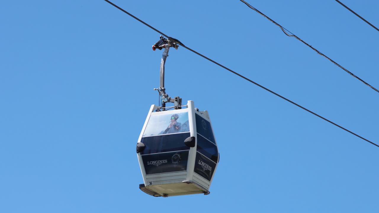 el teleférico se mueve a través del cielo azul claro