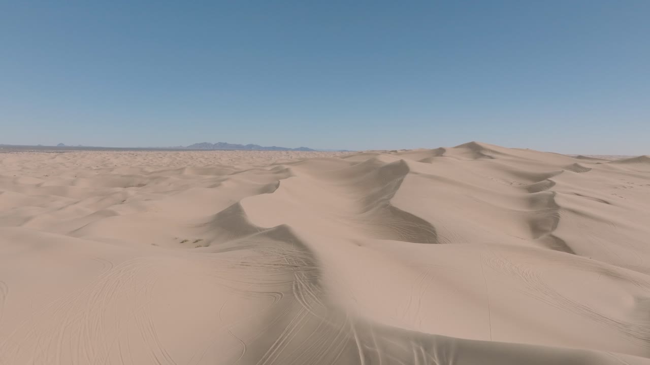 vasta extensión de hermosas dunas de arena en el desierto del sur de california, imágenes aéreas de drones de las dunas de glamis